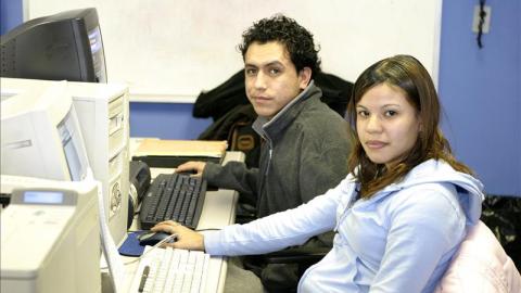 Los adolescentes y jóvenes afroamericanos y latinos de Chicago tienen los niveles más altos de desempleo y deserción escolar del país, lo que los expone a la creciente violencia callejera, según un informe publicado hoy por la Red de Escuelas Alternativas.