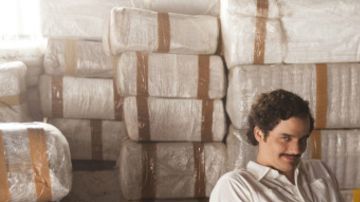 El acento brasileño del actor Wagner Moura, quien interpreta a Escobar en la serie "Narcos", no es el único detalle poco realista de la producción.