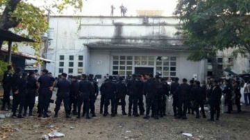 Miembros de la Policía Nacional Civil y el ejército se trasladaron a la cárcel de Puerto Barrios para controlar la situación.