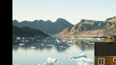 Para poder mirar desde la ventana de esta cabaña hay que viajar hasta la isla de Kulusuk, más allá de la costa de Groenlandia y justo al sur del Círculo Polar Ártico.