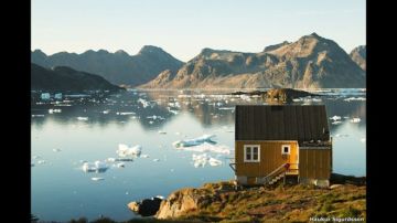 Para poder mirar desde la ventana de esta cabaña hay que viajar hasta la isla de Kulusuk, más allá de la costa de Groenlandia y justo al sur del Círculo Polar Ártico.