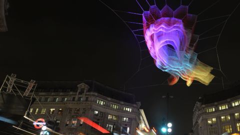 Por cuatro días Londres se iluminó de una manera muy particular con el Festival Lumiere, en el que participaron 30 artistas de diferentes países. En la foto la nube multicolor de Janet Echelman.