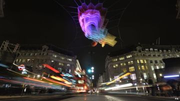Por cuatro días Londres se iluminó de una manera muy particular con el Festival Lumiere, en el que participaron 30 artistas de diferentes países. En la foto la nube multicolor de Janet Echelman.