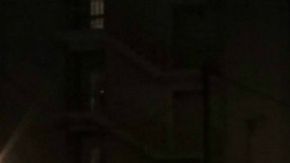 Según testigos citados por medios locales, los atacantes hicieron estallar al menos un coche antes de ingresar al edificio.