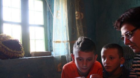 Amarildo y Nikolin Gjonluli temen ser asesinados por vecinos si salen de su casa en Albania. Una maestra acude a darles clases.