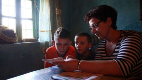 Amarildo y Nikolin Gjonluli temen ser asesinados por vecinos si salen de su casa en Albania. Una maestra acude a darles clases.