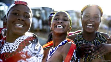 Las jóvenes que recibieron becas se habían sometido a tests de virginidad para participar en la tradicional danza zulú de las cañas.