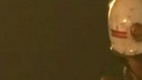 El momento en que uno de los mineros sale a la superficie después de pasar 36 días bajo tierra en el este de China.