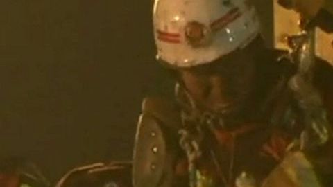 El momento en que uno de los mineros sale a la superficie después de pasar 36 días bajo tierra en el este de China.