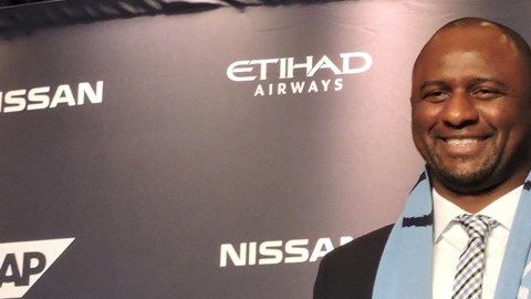 Patrick Vieira se estrena como entrenador tras su brillante carrera como futbolista.