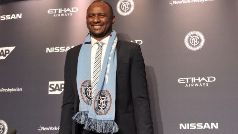 Patrick Vieira se estrena como entrenador tras su brillante carrera como futbolista.