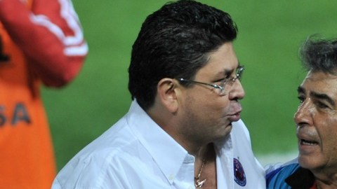 Fidel Kuri, presidente y dueño de los Tiburones Rojos del Veracruz y el técnico del equipo, Carlos Reinoso. Foto: Mexsport.