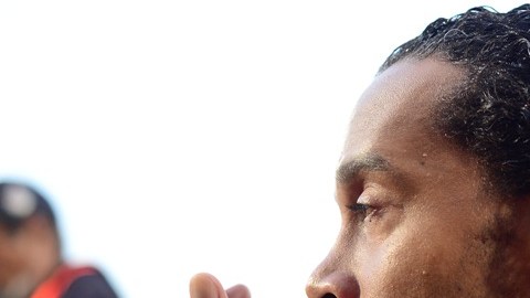 Ronaldinho Gaúcho sigue dando de qué hablar mientras llega el final de su carrera.