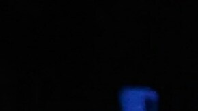 Tony Parker entra a canasta entre tres defensores de los Nets.