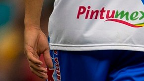 Darío Benedetto se lamenta en el partido sin goles entre América y Puebla.