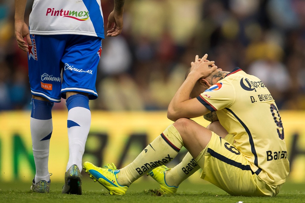 Darío Benedetto se lamenta en el partido sin goles entre América y Puebla.