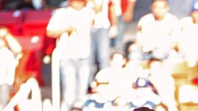 Carlos Peña se lanza para conectar de cabeza y conseguir el primer gol de Chivas en el torneo.