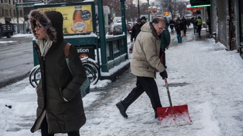 Tenga mucha precaución para evitar congelamiento por las bajas temperaturas y lesiones por la limpieza y remoción de nieve.