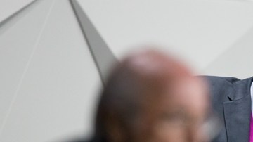 Alfredo Hawit entre dos personajes cuestionados en el futbol mundial: Joseph Blatter y Michel Platini.