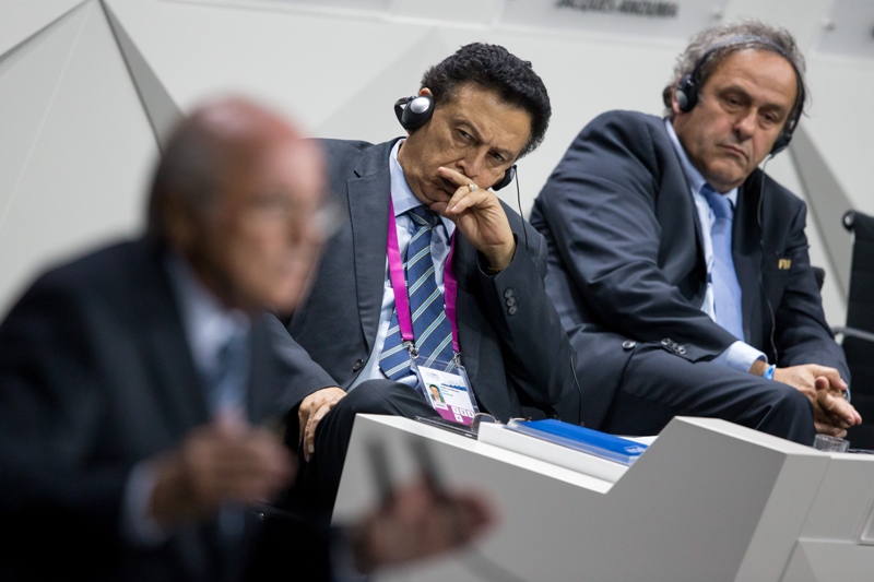 Alfredo Hawit entre dos personajes cuestionados en el futbol mundial: Joseph Blatter y Michel Platini.