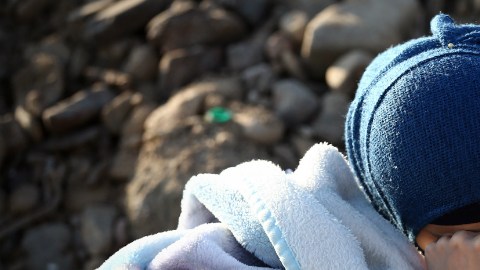 Las temperaturas en Lesbos están en torno a los cero grados, lo que origina heladas en la parte norte, donde suelen arribar los botes, e incluso este lunes provocó nevadas.