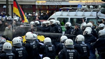 Police use pepper spray to control supporters of Pegida, Hogesa