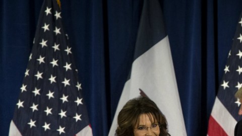 Sarah Palin se convierte en la primera funcionaria electa, activa o no, en apoyar la candidatura de Donald Trump a la nominación presidencial republicana.