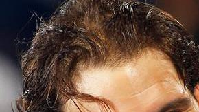 Rafa Nadal posa con el trofeo tras imponerse al canadiense Milos Raonic por 7-6(2) y 6-3.