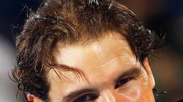 Rafa Nadal posa con el trofeo tras imponerse al canadiense Milos Raonic por 7-6(2) y 6-3.