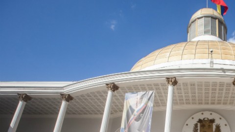 Diputados de la coalición opositora Mesa de Unidad Democrática (MUD) posan para una foto dentro de las instalaciones de la Asamblea Nacional de Venezuela.