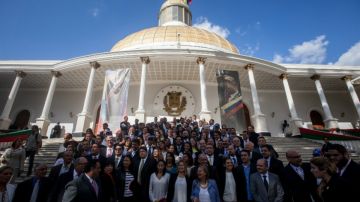 Diputados de la coalición opositora Mesa de Unidad Democrática (MUD) posan para una foto dentro de las instalaciones de la Asamblea Nacional de Venezuela.