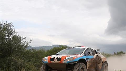 El piloto Lionel Baud (Fra.) y su copiloto Thierry Dezeiraud (Fra.) del equipo Buggi durante la tercera etapa del Rally Dakar 2016 el martes 5 de enero entre Termas de Río Hondo y Jujuy (Argentina).