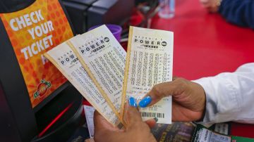 Las personas son estafadas con boletos de lotería. /Archivo