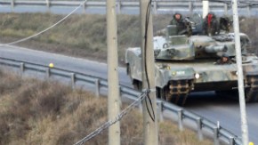 Tankes surcoreanos K1A1 circulan por una carretara en Paju. Corea del Sur retomó hoy sus emisiones de propaganda a través de altavoces situados junto a la frontera con Corea del Norte.