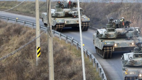Tankes surcoreanos K1A1 circulan por una carretara en Paju. Corea del Sur retomó hoy sus emisiones de propaganda a través de altavoces situados junto a la frontera con Corea del Norte.
