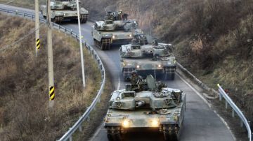 Tankes surcoreanos K1A1 circulan por una carretara en Paju. Corea del Sur retomó hoy sus emisiones de propaganda a través de altavoces situados junto a la frontera con Corea del Norte.