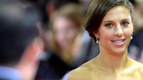 La futbolista estadounidense Carli Lloyd llega a la alfombra roja de la ceremonia de la FIFA celebrada en el Kongresshaus de Zúrich (Suiza) hoy, lunes 11 de enero de 2016.