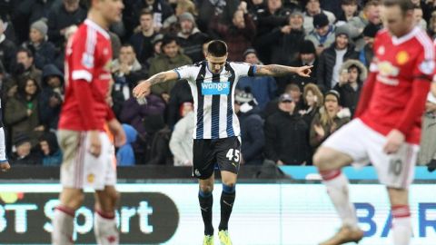 Gran partido en St. James Park entre Newcastle y Manchester United.