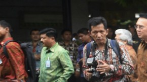 El presidente indonesio, Joko Widodo (centro), visita el lugar donde se ha producido una explosión cerca de un centro comercial en Yakarta (Indonesia).