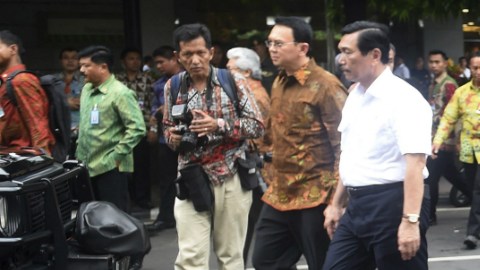 El presidente indonesio, Joko Widodo (centro), visita el lugar donde se ha producido una explosión cerca de un centro comercial en Yakarta (Indonesia).