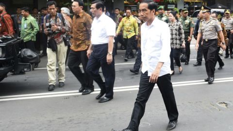 El presidente indonesio, Joko Widodo (centro), visita el lugar donde se ha producido una explosión cerca de un centro comercial en Yakarta (Indonesia).