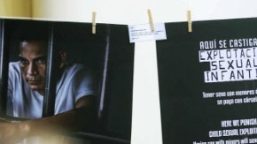 Vista de unos paneles con imágenes en contra de la explotación sexual infantil, colocados por la ONG Capital Humano y Social Alternativo (CHS Alternativo).