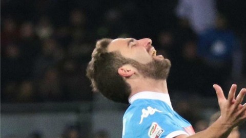 Gonzalo Higuaín colaboró con un doblete en el triunfo del Napoli. Foto: EFE.