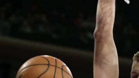 Kristaps Porzingis de los Knicks se esta volviendo muy popular en la NBA.