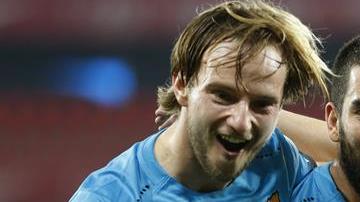 Rakitic, Iniesta y Turán celebran el gol de su compañero  Munir el Haddadi con el Barcelona.