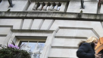 Una viandante pasa por delante del Hotel Milennium donde el espía ruso Alexander Litvinenko tomó un té con dos agentes rusos el 1 de noviembre de 2006 en Grosvenor Square, Londres