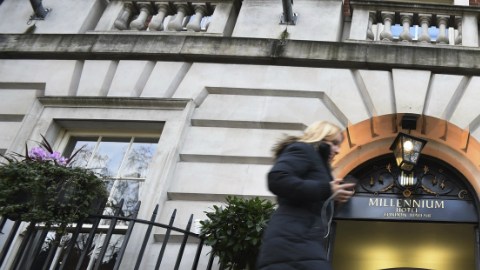Una viandante pasa por delante del Hotel Milennium donde el espía ruso Alexander Litvinenko tomó un té con dos agentes rusos el 1 de noviembre de 2006 en Grosvenor Square, Londres