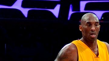 Manu Ginóbili y Kobe Bryant en acción del juego del viernes en Los Ángeles. La leyenda de los Lakers elogió al argentino de los Spurs.