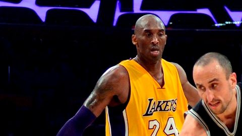 Manu Ginóbili y Kobe Bryant en acción del juego del viernes en Los Ángeles. La leyenda de los Lakers elogió al argentino de los Spurs.