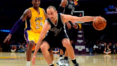 Manu Ginóbili y Kobe Bryant en acción del juego del viernes en Los Ángeles. La leyenda de los Lakers elogió al argentino de los Spurs.